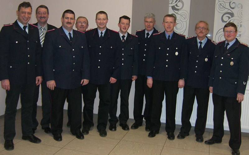 Von rechst: Claus Stumpe, Bürgermeister Hartmut Schnabel, Ortsbrandmeister Heiko Voigt, Werner Waßmann, Cartsen Ude, Florian Juraschek, Andreas Arnemann, Erich Eggers, Stelv. OrtsBM Jürgen Strohmeyer, Stadtbrandmeister Rainer Hartmann Gruppenbild mit geehrten und beförderten Kameraden